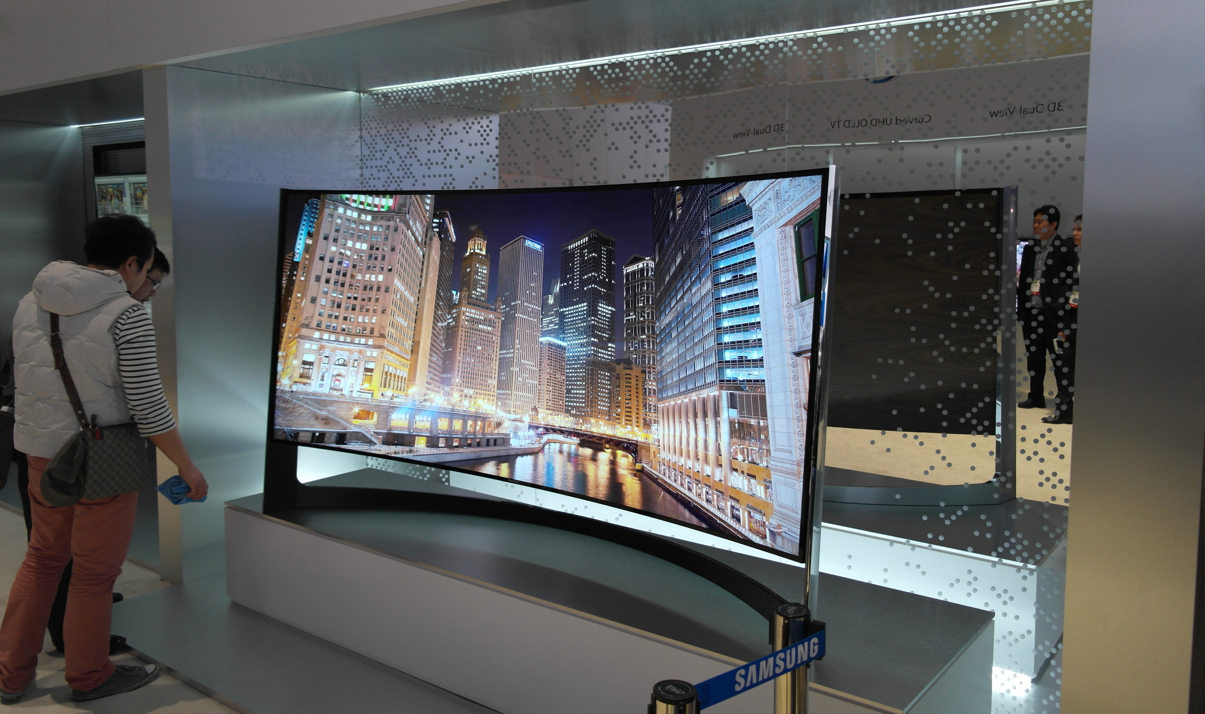 Новый телевизор пленка. Телевизор будущего. Телевизор в будущем. Телевизор самсунг с гибким экраном. Мониторы в будущем.